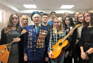 Ветеран войны Бондаренко Ф.Т. в школьном музее Ветеран войны в школьном музее