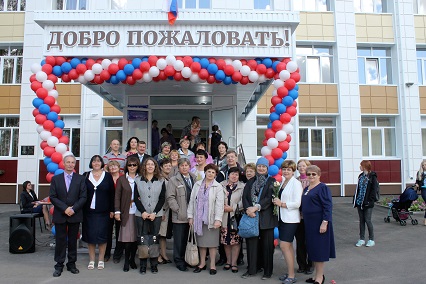 Ещё вчера вместе с техническим персоналом отмывали и оттирали родную тридцать вторую, а сегодня радушно встречаем учеников и родителей. Учителя 32 школы