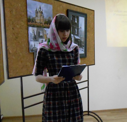 Ксения Шиловская читает доклад о Домне Томской
