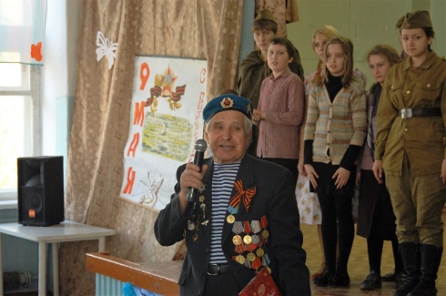 Макаренко Николай Дмитриевич выступает перед школьниками